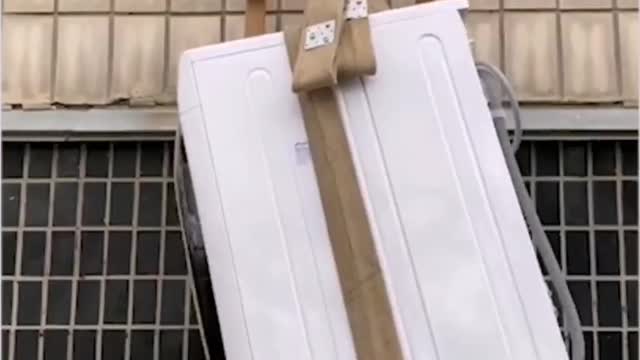 ΟΥΚΡΑΝΟΙ ΣΤΡΑΤΙΩΤΕΣ ΛΗΣΤΕΥΟΥΝ ΣΠΙΤΙΑ