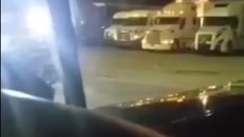Camiones cisternas en medio de la noche