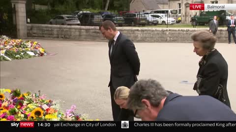 Emotional royals inspect tributes to Queen