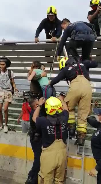 rescate de mujer en el viaducto la novena