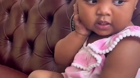 Hilarious baby imitates her mother talking on the phone🤔