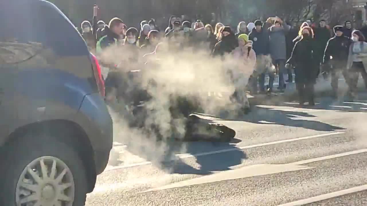 Antiwar protesters in #Russia get beaten and arrested