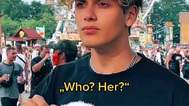 We’re in a secret relationship and my friend tries to flirt with u. anzeige