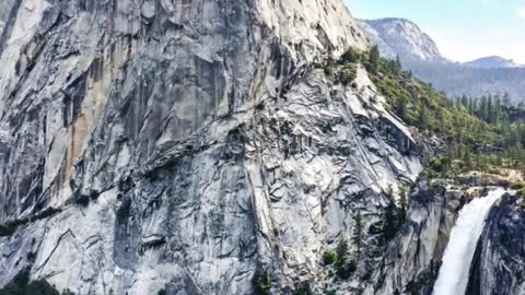 Yosemite National Park is famous for its waterfalls