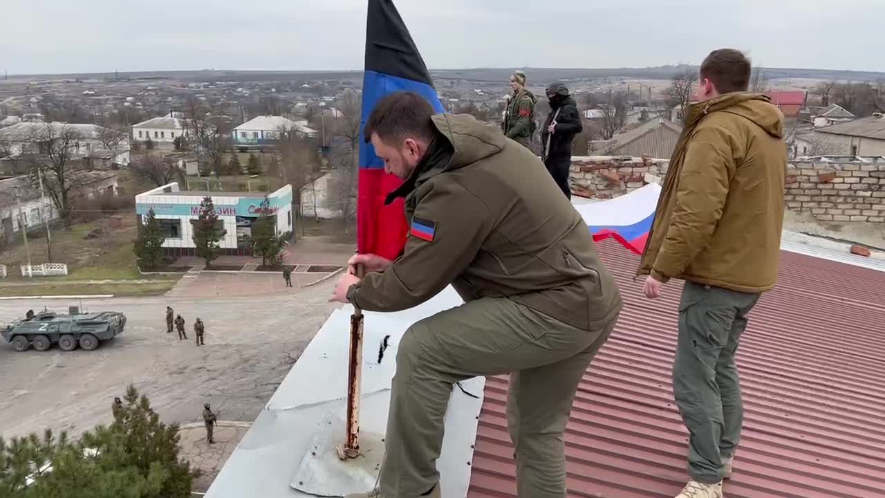 Head of the DPR hoisted the flag of the Republic & Russia over the the liberated Granite.