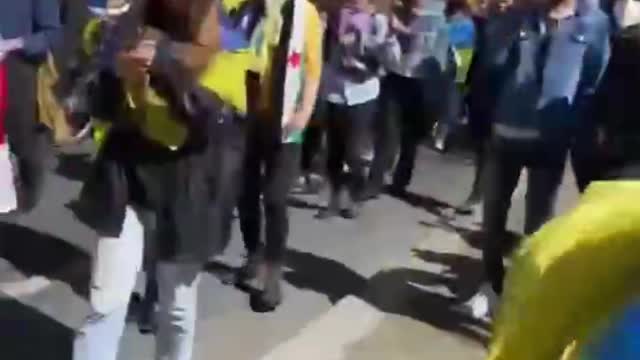 Demonstrace stále agresivnějších ukrajinských uprchlíků v Německu