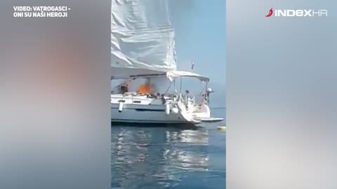 Gori jedrilica u Bračkom kanalu