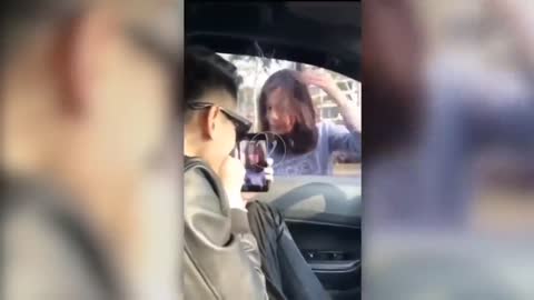 Mga Nakakatawa at Nakakahiyang Moments Sa Harap Ng Car Window