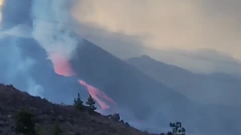 La Palma Developing: Cone wall collapsed earlier.