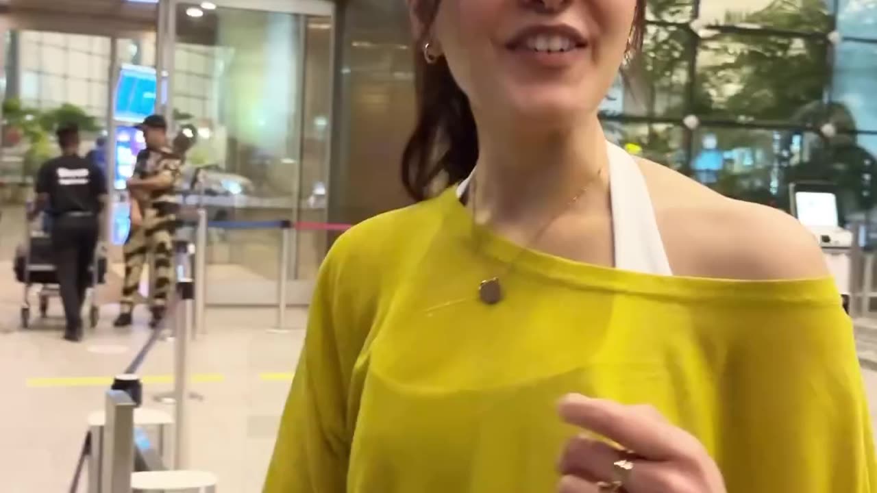 Rashi khanna spotted Shraddha Kapoor's fan on the airport