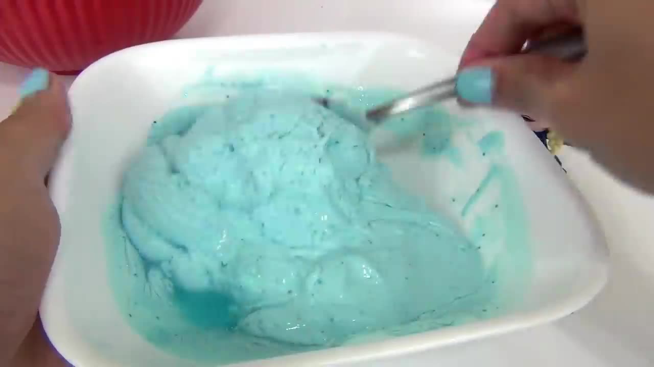 Making D.I.Y. Frozen Glitter Slime with Princess Anna & Elsa