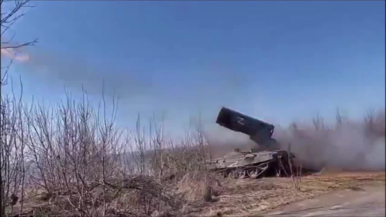 Russians Utilizing TOS-1A 220mm MLRS || 21 Rockets Fired In 6 Seconds