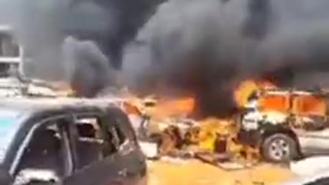 Občané Nigeru loví politiky a pálí jejich luxusní auta