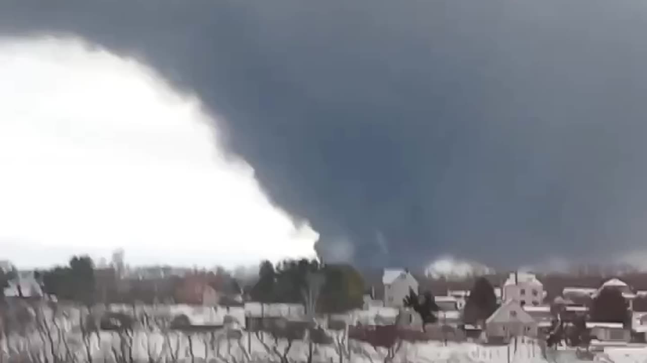 Oil depot is still burning in Oryol, Russia 🔥