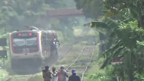 Overcrowded Udarata Manike Badulla Express Train with Class S14 Going with a Delay