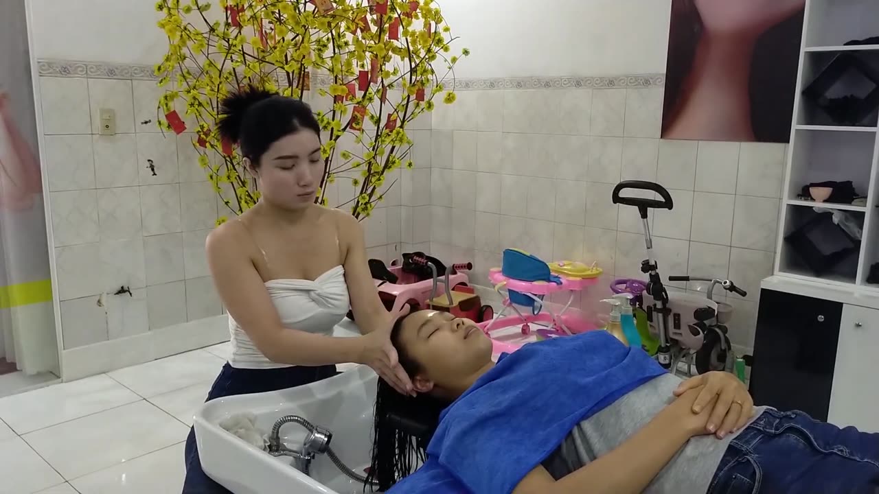 Relaxing shampoo and facial massage with Ms Diem at Cali Nguyen hair salon