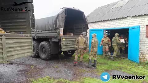 Ruská armáda rozdává humanitární pomoc 28.4. na osvobozených územích