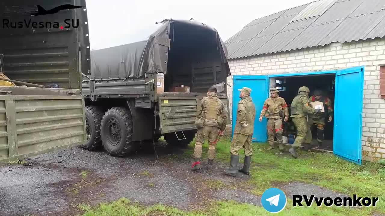 Ruská armáda rozdává humanitární pomoc 28.4. na osvobozených územích