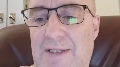 Läser Joel 1 i Bibeln. Örebro 13 Nov. 2021