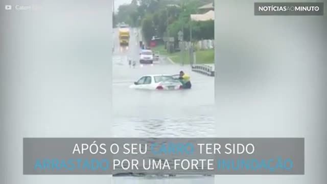 Mulher é resgatada de carro arrastado por inundação na Austrália