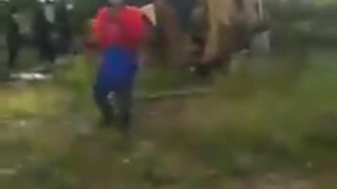 Video: Policía se opone a desalojo de familias porque le pareció injusto