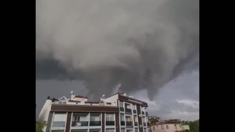 Tornado in Turkey makes the sun disappear. Mugla is devastated