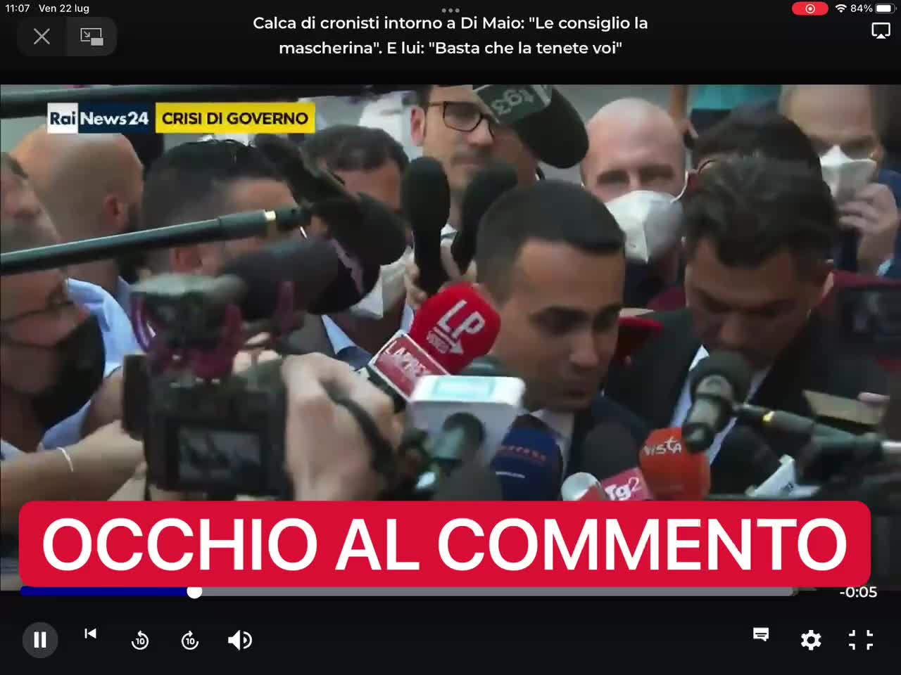 Qualcuno gli dice: "Le consiglio la mascherina" - Di Maio: "Basta che la tenete voi!"