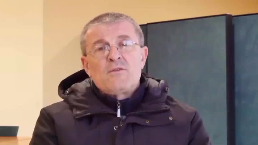 Este señor es consiente de que el sistema medico le fallo a su suegro
