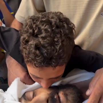 Un bambino saluta il padre martire a Gaza.