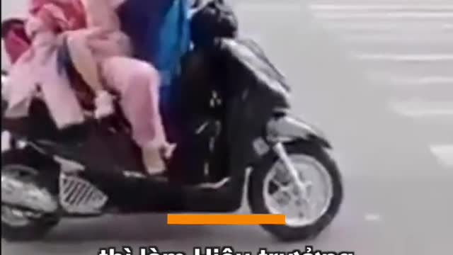 2021-11-20 Cô giáo (?) đứng đường hiến kế cho giáo dục