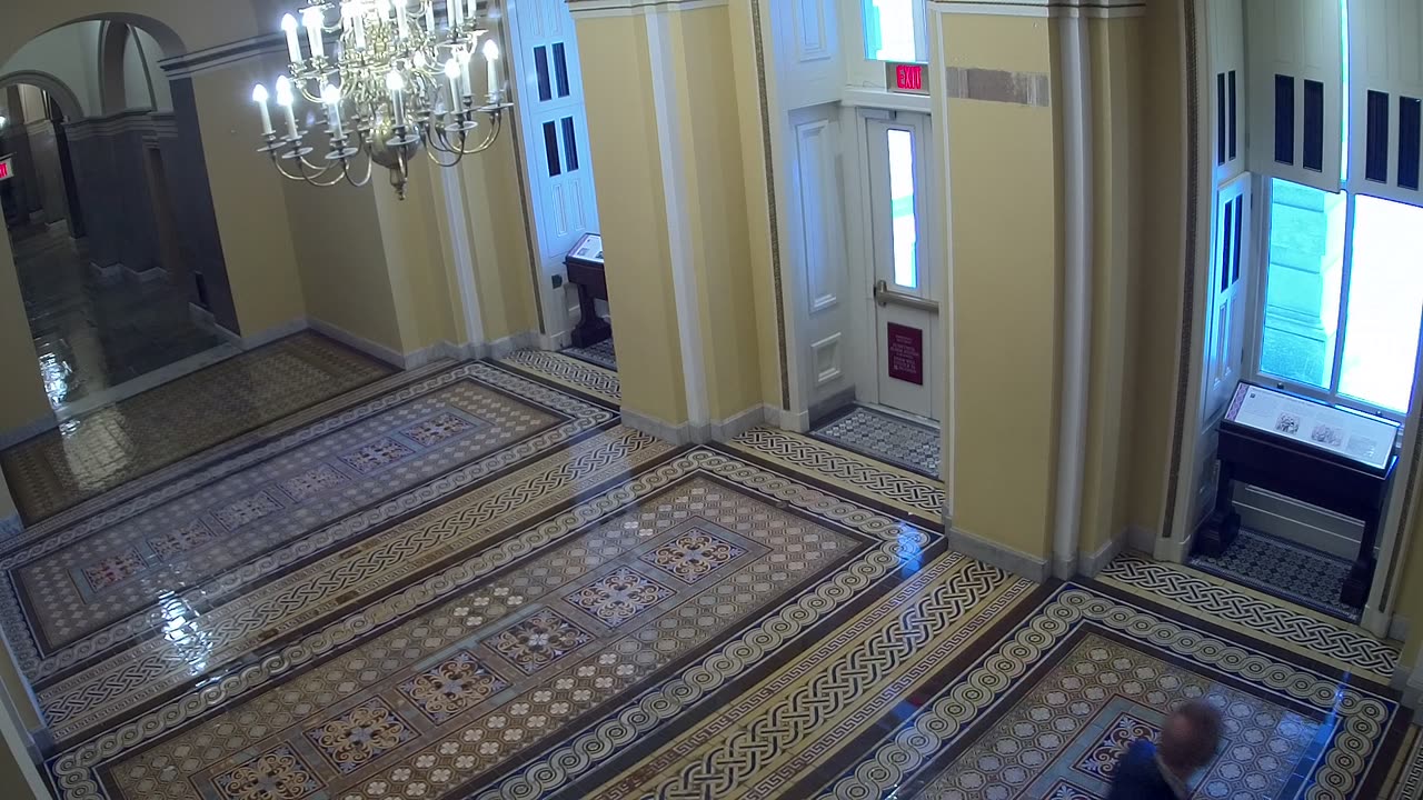 0102USCS01SenateWingDoornearS139_2021-01-06_14h11min04s377ms.mp4