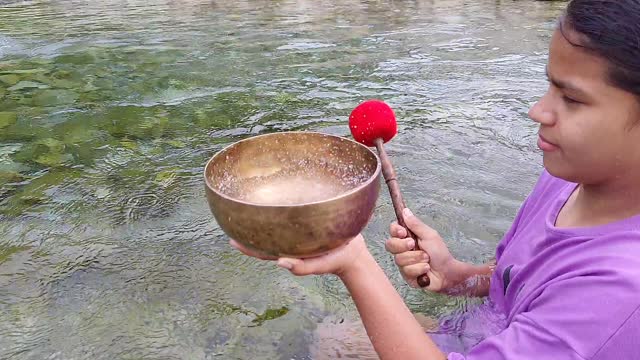 Water demo in singingbowl