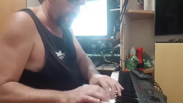 treino de guitarra no teclado