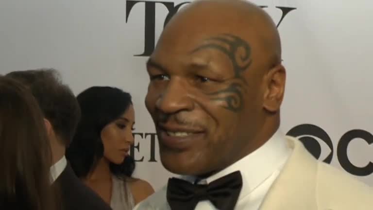 Boxing champ Mike Tyson helps Las Vegas crash victim