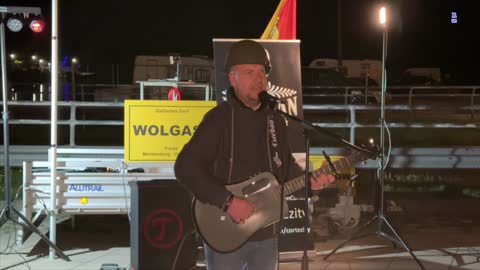 Wolgast - Estébahn Cortez prästentiert einige seiner Songs - Highlight des Abends 25-10-2022