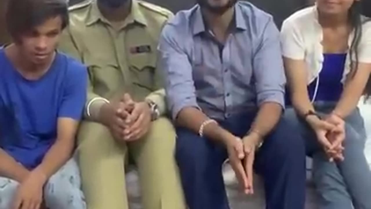 Hotel me pakde gaye couple aa gai police