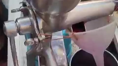 The process of making the famous pomegranate juice in Bangkok!!!