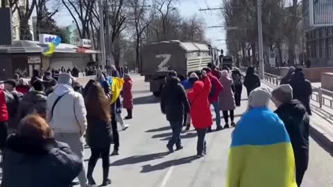 ucranian protester confront Russian troop go back home