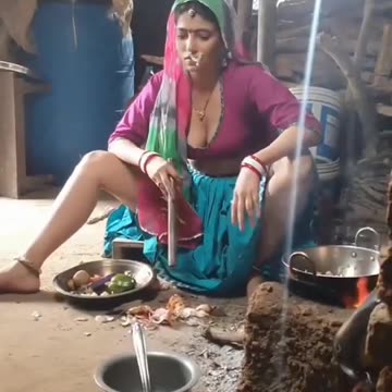 Hot Sunju Bhabhi clocking Food Vlogs 🍲🍲