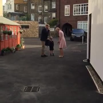 El Príncipe George asiste adorablemente a su primer día de escuela