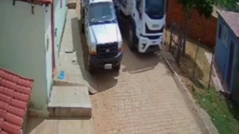 ESTUPIDO BIKER CROWDS TRUCK
