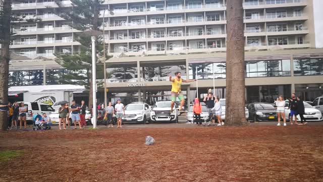 Increíble artista equilibrista te dejará sin aliento