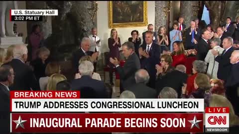 Trump rend hommage aux Clinton lors de son discours du déjeuner de l'Inauguration Day (VOST)