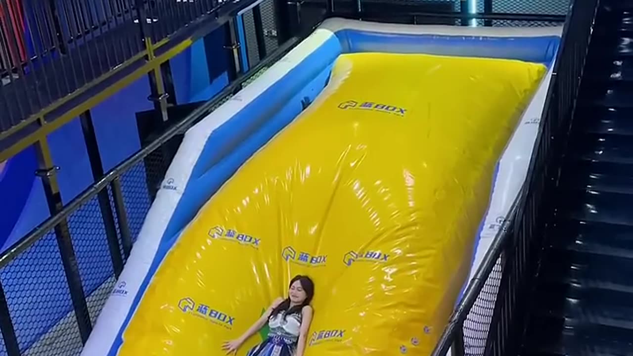 This trampoline 😳😳😂is so helpful, fly through the air like superman Would you like to try it on