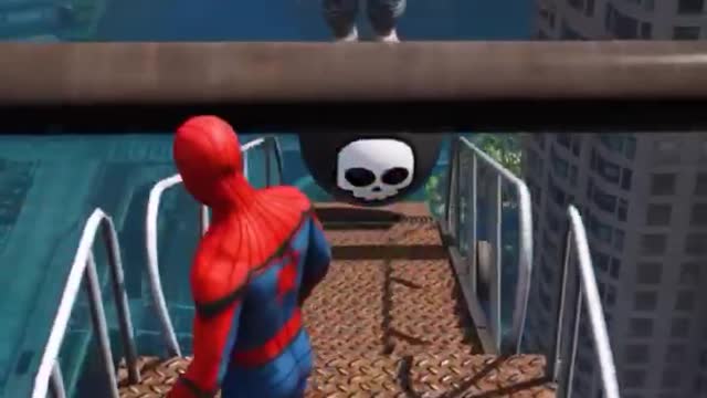 Funny game, Spider-Man bullying the Hulk