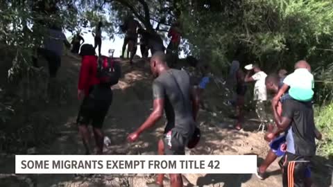 Agent on horsebacks pushing migrants away.