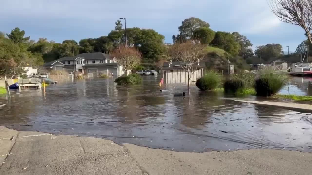 BREAKING: Flooding in Santa Cruz, CA as a result of Tsunami caused by Tonga volcano eruption