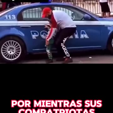 Italia | Un inmigrante norteafricano hace orinar a su hijo en un coche de la policía