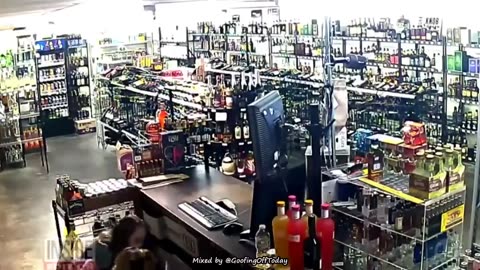 Store Clerks Blast Thief