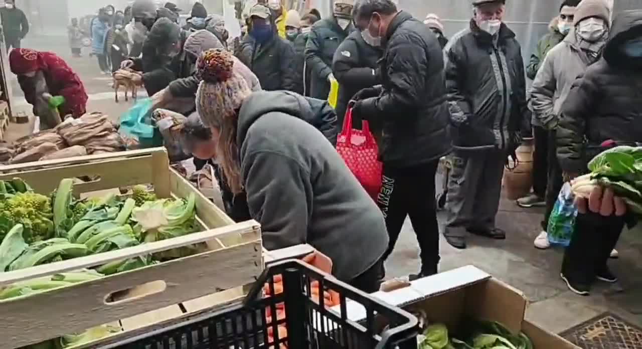 Italiani costretti ad elemosinare un pezzo di pane..Demolizione economica controllata